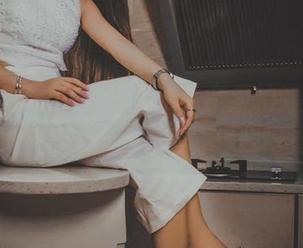 GIRLT果团网 - 陈雅漫教室里拍的美图，妆容和书本好像不太搭，但超好看啊。