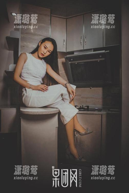GIRLT果团网-陈雅漫 GIRLT果团网 - 陈雅漫教室里拍的美图,妆容和书本好像不太搭,但超好看啊。
