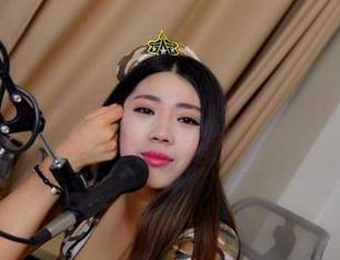 PANS写真 - 哇！久凌的私房美图中的学妹，身段透露着几分调皮，吸引力无处不在。
