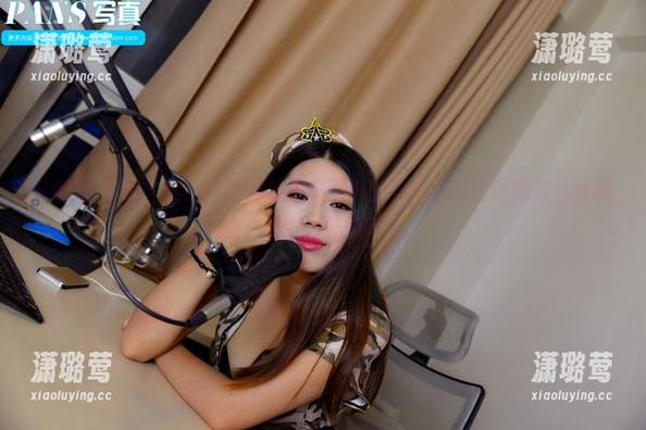 PANS写真 - 哇！久凌的私房美图中的学妹，身段透露着几分调皮，吸引力无处不在。