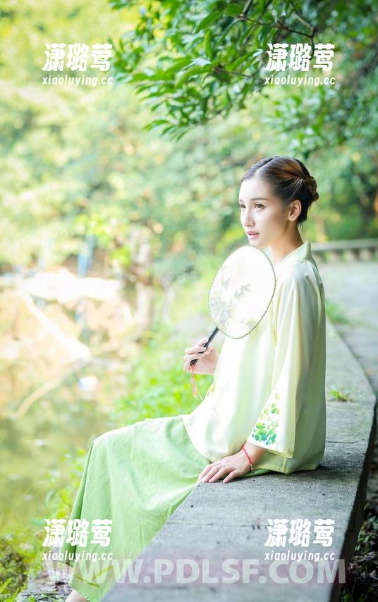 PDL潘多拉-温心怡 PDL潘多拉 - 精选美图呈现:温心怡的居家背影,一抬头又是一种优雅。