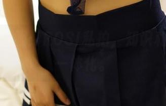 学妹的制服：ROSI私拍，知识和美貌的一体化。