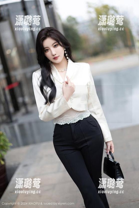 XIAOYU语画界-何嘉颖 XIAOYU语画界 - 何嘉颖猩红连体衣,图集中每一张都是色彩的炸裂,感觉她无时不刻都在放大自我啊