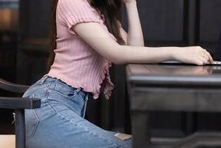 Xiuren秀人网 - 小逗逗的女仆福利：看这腿，一定很“忙”