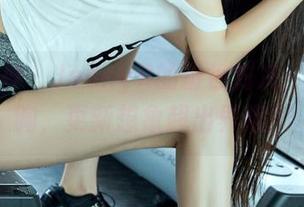 头条女神 - JennyR的粉色对决：原图拍胸，更新想象超出界限！