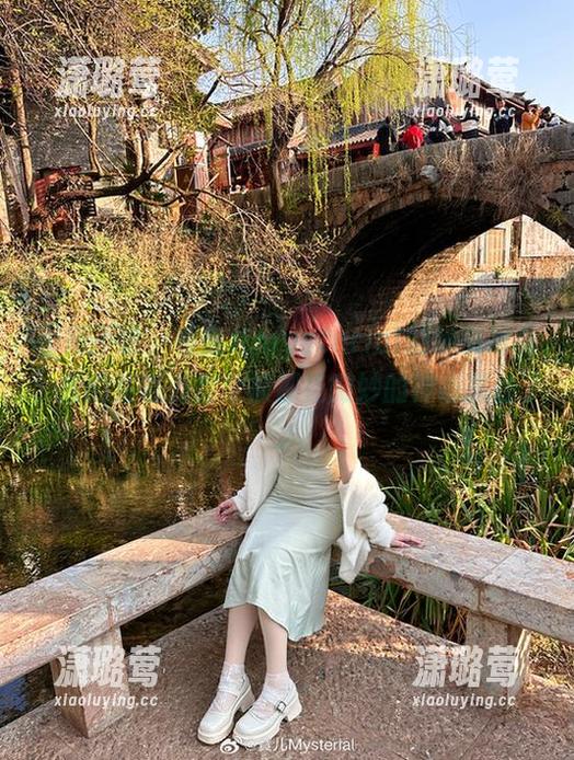 不得不说，看宝儿mysterial的秘书写真，我的注意力完全被那些微妙的神态抓住了。