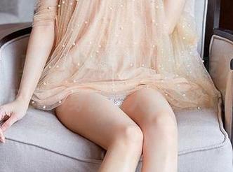 尤蜜荟 - 夏美子的图集叫《女友》，里面无圣光的身影让人浮想联翩。