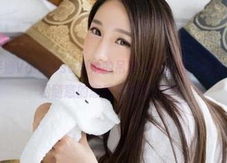 推女神 - 梦娜Vanessa和她的吊带：在高清美图中游走，那轻松随意的态度太吸引人了！