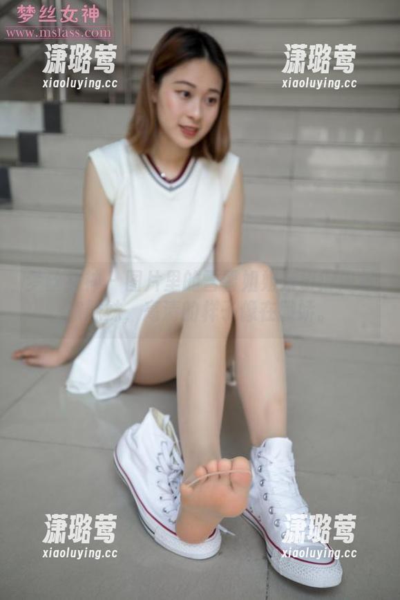 梦丝女神 - 图片里的雪馨姐姐亲切得像邻家妹妹，高清的样子像在撒娇。