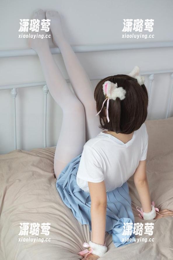 森萝财团在线写真：白衣黑丝，果然是个非常有趣的组合。
