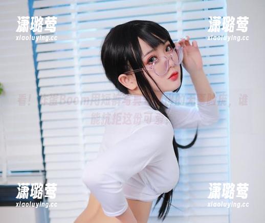 看！炸蛋Boom用短裤写真勾勒出的无辜脸庞，谁能抗拒这份可爱？