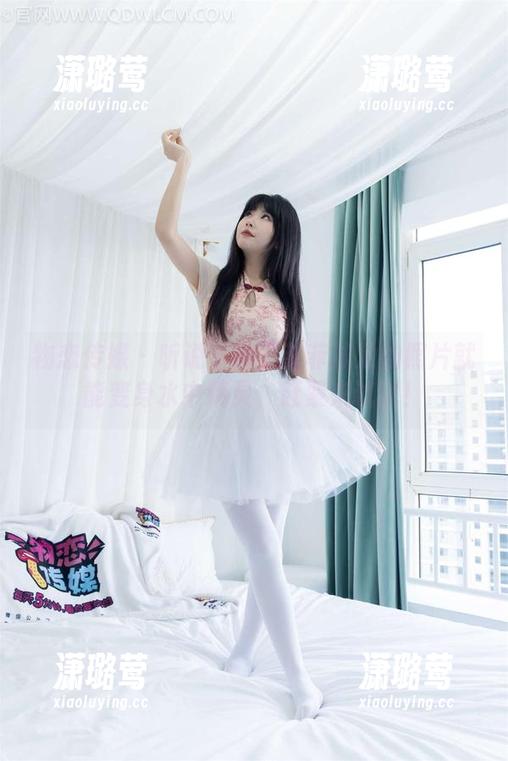物恋传媒 - 听说下载了菲菲泳池的照片就能变身水中精灵，赶紧来试试！