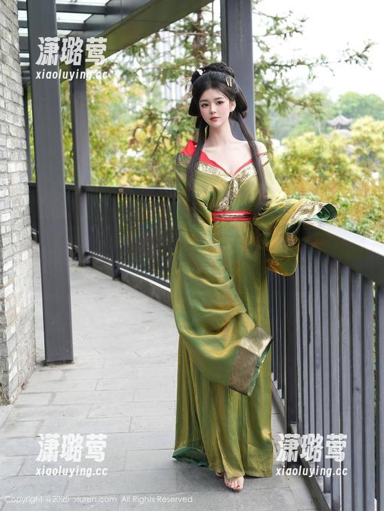 秀人网 - 疯狂分享伊一Moon黑丝图库，你敢看吗？