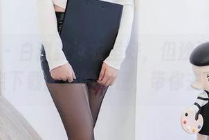 秀人网 - 白甜款泳衣虽好，但沙滩在哪里？亲亲下载图片的按钮，带你去冲浪！