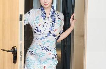 秀人网 - 赵万灵在夏日的私拍中，一抬手就能勾出不少心事来？