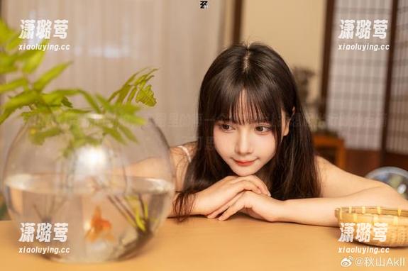 秋山AkI带来的私拍，套图里的每一个细节都让我想起出行时的点滴，不可思议。
