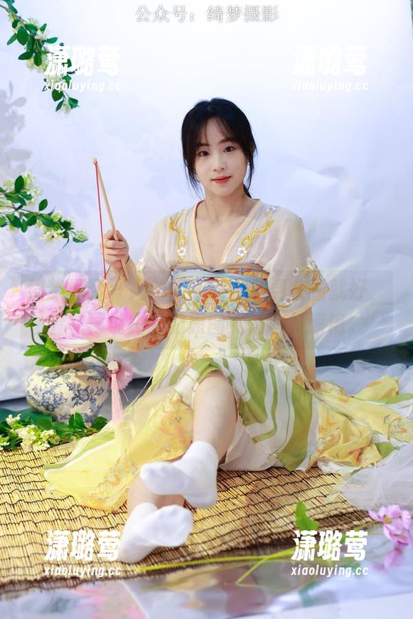 绮梦摄影 - 她的内衣照，免费来看就好，看完再说露露的原图究竟有多惊艳。