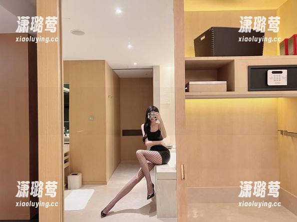 葛征 微密圈 - 葛征私房的红底高跟合集,他们为啥总爱踩在她的脚底下?