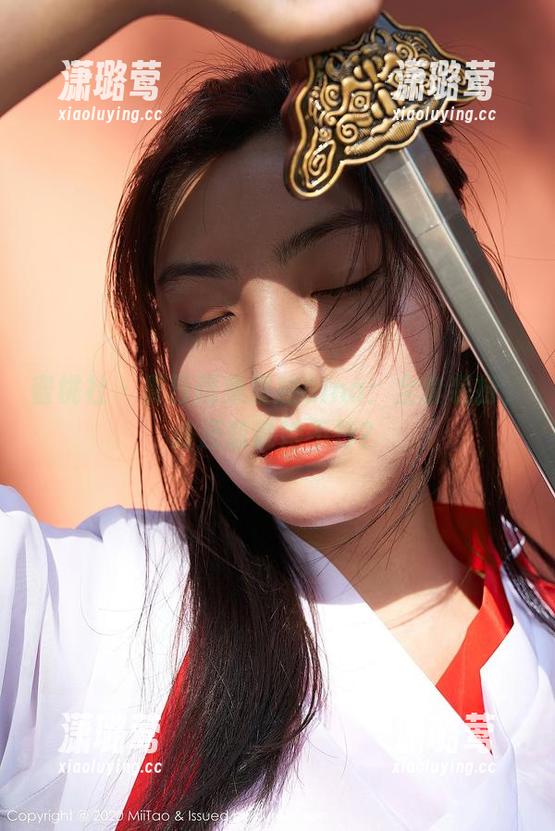 蜜桃社 - 夏日图集里的Gina：全套装扮，谁还敢说她不行？