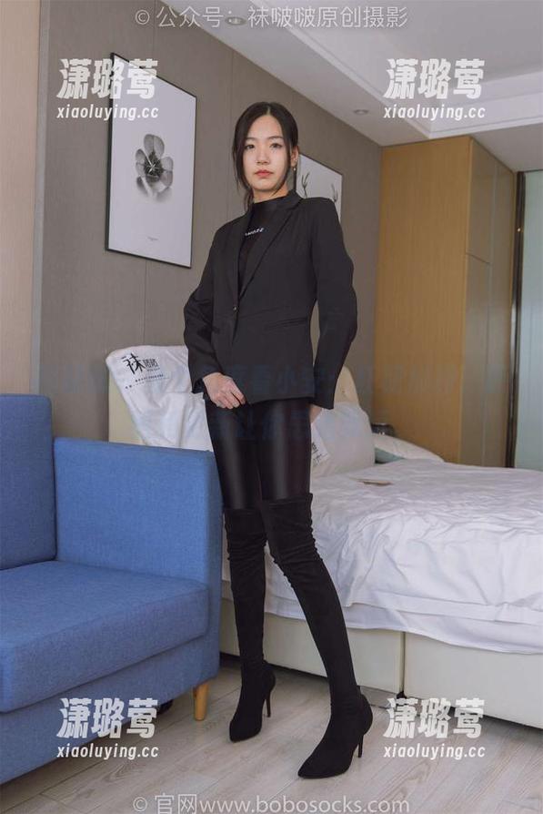 袜啵啵 - 换个角度看小安：红裙加持，原图和更新让你思绪飘远。
