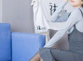 袜啵啵 - 小沫的图包，不仅有美腿，还有些奇思妙想的姿势～够神秘吧？