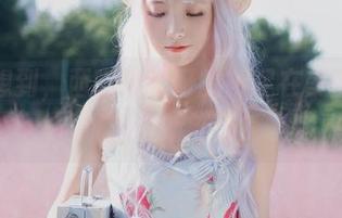 谁能想到，西呱呀呀呀的裸足在美图里会跳出个新鲜感？