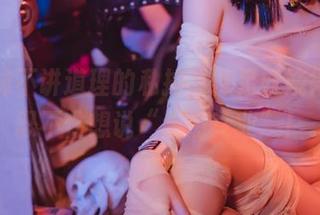 看雯妹不讲道理的私拍，裸足妖娆得让人忍不住想说“果然专业”！