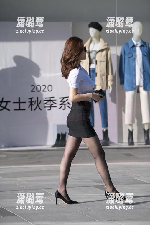 魔镜街拍 - 这组高清合集里的婷婷，白色吊带连衣裙，黑丝美腿，只想说眼福
