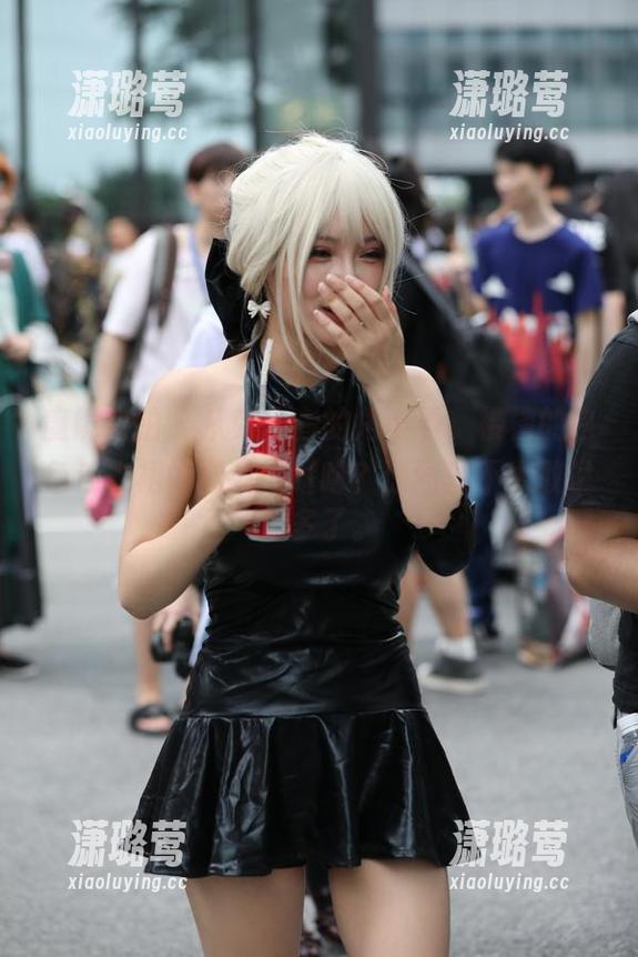 魔镜街拍-楼楼 魔镜街拍 - 从旁观者的角度看,楼楼的白色连衣裙好像在炫耀啥?原图就不太敢说太多了。