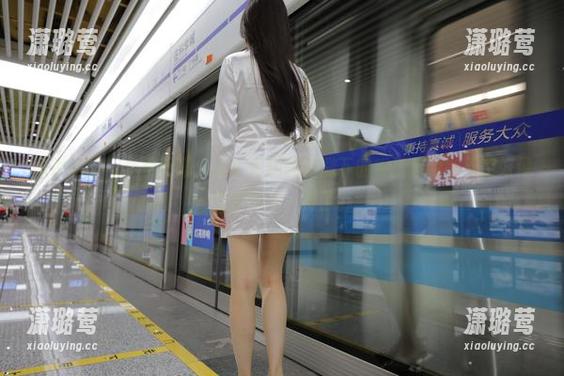 魔镜街拍 - 免费图册：艾小青用旗袍撒下的街拍卷轴，天空好像都变得不一样了。