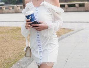 屋顶的阳光下，蓝色包臀裙与黑丝袜的美图，快来魔镜街拍，完全免费哦！