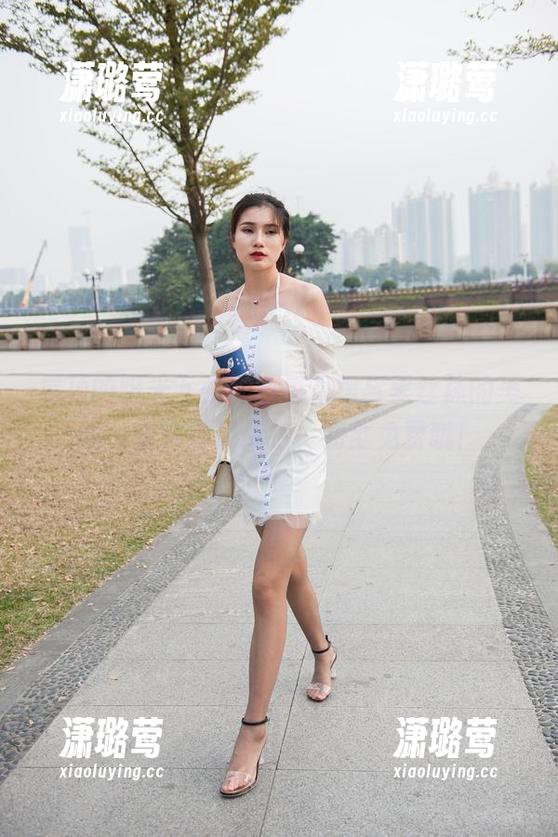 屋顶的阳光下，蓝色包臀裙与黑丝袜的美图，快来魔镜街拍，完全免费哦！