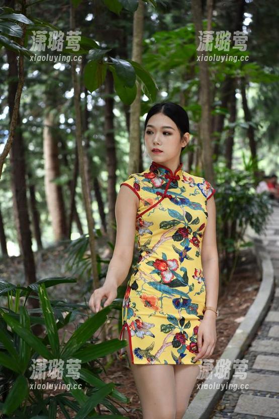 魔镜街拍的牛仔裙小姐姐：她的裙子也许能写一本潮流教科书，快来看图片、分享啊！