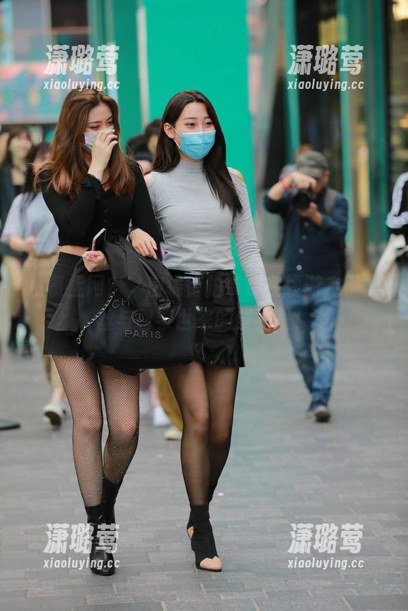 没事上网？，魔镜街拍带你在线游走于黑丝与巴黎世家的碰撞里！